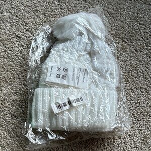 White Knit Pom-Pom Beanie